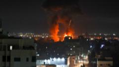 이스라엘의 16일 공습으로 가자시티 밤하늘에 화염이 타올랐다