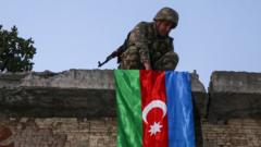 Азербайджанский солдат вывешивает флаг в Джебраиле