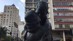 Estátua O Beijo Eterno, no Largo São Francisco, centro de São Paulo