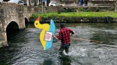 Staines: Charity hosts decorated duck race down the River Thames - BBC News