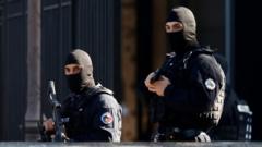 अदालत कक्षबाहिर सुरक्षा दिँदै फ्रेन्च सुरक्षाकर्मी
