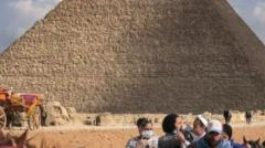 Masriitti lafa hawata turiistii keessaa tokkoo Piraamiidii Giizaa