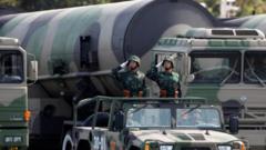 Tentara China di depan hulu ledak rudal nuklir, foto 2009