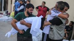 Sejumlah orang berduka atas kematian keluarga mereka di luar Rumah Sakit Martir Al-Aqsa di Gaza, 22 Oktober 2023.