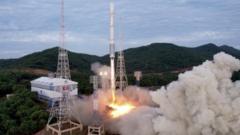 지난 5월 31일 북한 평안북도 철산군 동창리 새 발사장에서 첫 군사정찰위성 '만리경 1호'를 실은 위성운반로켓 '천리마 1형'이 발사되고 있다