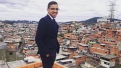 Um jovem sorridentebolão da quinaterno e óculosbolão da quinafrente à diversas casasbolão da quinacomunidade