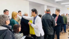Pessoas recebendo a benção em igreja