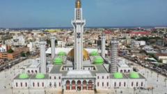 سینیگال کے دارالحکومت ڈاکار میں اس مسجد کا افتتاح کیا گیا ہے جسے مغربی افریقہ کی سب سے بڑی مسجد کہا جا رہا ہے۔ مسلک الجنان نامی اس مسجد پر 32 ملین ڈالر لاگت آئی ہے۔