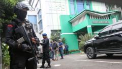 Anggota Brimob berjaga usai kejadian penembakan di Kantor Majelis Ulama Indonesia (MUI) Pusat, Jakarta, Selasa (02/05).