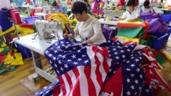 중국 공장에서 미국 성조기를 만들고 있다