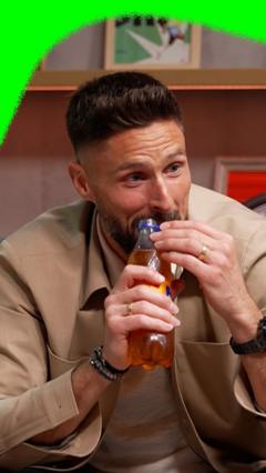 Giroud tries Irn-Bru for the first time!