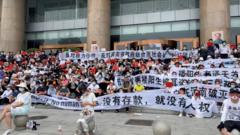 河南村镇银行维权储户在中国人民银行郑州支行外集会（10/7/2022）