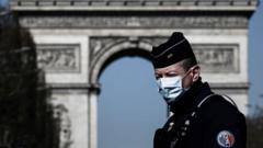 Полицейский у Триумфальной арки в Париже