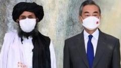 چین کی وزیر خارجہ وانگ وی اور طالبان لیڈر ملا برادر