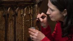 Krista Blessley restaurando a cadeira da coroação