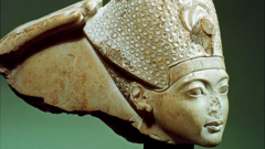 Фараон Тутанхамон в лазурной короне (и без носа), XIV век до н.э.
