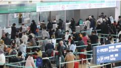 지난 4일 인천국제공항 제1터미널에서 출국을 앞둔 여행객들이 티켓 발권을 위해 긴 줄을 서고 있다