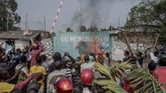Des manifestants mettent le feu devant le siège de la Mission des Nations Unies pour la Stabilisation du Congo (MONUSCO) à Goma, le 25 juillet 2022.