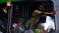 Pessoas detidas sendo transportadas para sede da PF