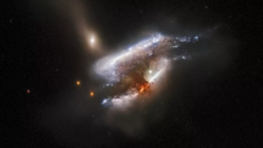 ภาพจากกล้องโทรทรรศน์อวกาศฮับเบิล แสดงให้เห็น 3 กาแล็กซีที่กำลังรวมตัวเข้าด้วยกัน