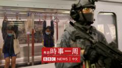 香港警察学院“中国国家安全日”开放日中两名小学生在地铁车厢模型内玩耍（15/4/2021）