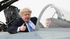 Борис Джонсон в кабине военного самолета (17 февраля 2022 года)