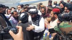Wasiirka arrimaha dibadda Taliban Amir Khan Mottaqiyah oo garoonka diyaaradaha ku soo dhaweynaya Assadullahi