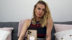 OnlyFans porn ban a 'kick in the teeth' for creators - BBC News