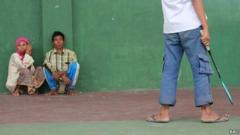 Pengungsi warga Islam Syiah di Sampang sebelum dipaksa pindah dari GOR Kota Sampang ke Sidoarjo, Jawa Timur.