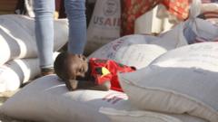 Tigray bölgesinde bir çocuk yardımların üzerinde uyuyor