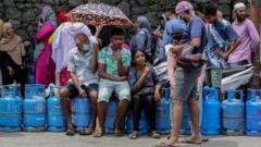 Kurangnya uang tunai membuat bahan bakar, makanan, dan kebutuhan pokok lain tidak tersedia.