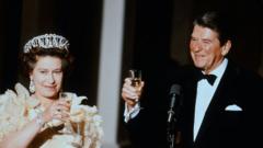 La reina Isabel IIy Ronald Reagan