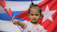 Niña con bandera cubana