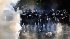 Слезоточивый газ, светошумовые гранаты: новые беспорядке в США из-за смерти чернокожего мужчины