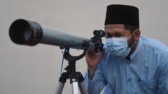 Petugas memantau hilal di Kantor Wilayah Kementerian Agama Provinsi DKI Jakarta, Cipinang, Jakarta, Jumat (01/04).