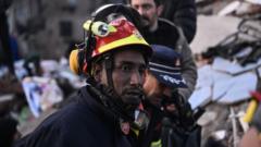 Equipe de busca e resgate de 86 pessoas da Argélia chega para realizar operação com seus cães