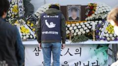 현장 근로자 및 관계자들이 제빵공장에 마련된 분향소에서 사망사고 희생자를 추모하고 있다