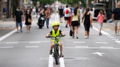 Com as ruas fechadas para o tráfego de carros nos fins de semana, crianças podem andar de bicicleta com segurança em Barcelona, na Espanha