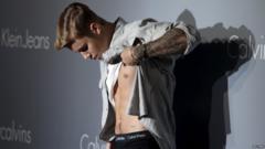 Justin Bieber's nude holiday photo doesn't break the internet - BBC News