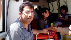 Mirza Dinnayi posa para foto em frente a ambulância em que atendeu a crianças yazidi