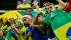 Torcedores do Brasil durante o jogo contra Camarões na Copa do Mundo no Catarblazer pro jogo02blazer pro jogodezembro