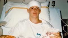 Джефф в больнице через пять дней после операции на мозг в 1986 году