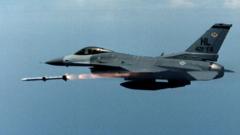 美國猶他州希爾空軍基地第421戰鬥機中隊的一架「F-16」在空中發射「AIM-120」先進中程空對空導彈（美國空軍資料照片）。
