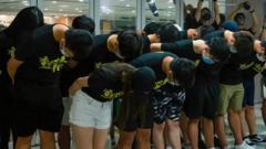 香港大学学生会成员就评议会七一刺警案决议鞠躬道歉（9/7/2021）