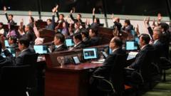 中国香港特区立法会会议厅内议员在《维护国家安全条例》草案二读表决时举手（19/3/2024）
