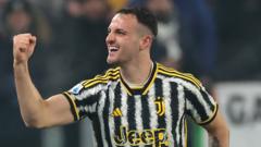 Juventus beat Napoli to move top of Serie A