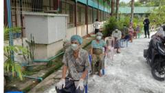 ရန်ကုန်တိုင်း သုံးခွမြို့နယ်မှ ကာကွယ်ဆေးထိုးမယ့်သူများ စောင့်နေကြတဲ့မြင်ကွင်း