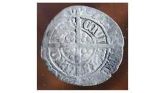 Lacagtan waxaa loo yaqaanaa Henry VII half groat amatwo-penny piece