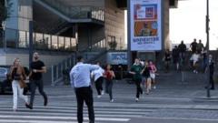 Pessoas corremcomo apostar na powerballshopping onde ocorreu o tiroteio