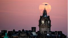 Edinburgh'da Balmoral Saati'nin arkasından ay batışı